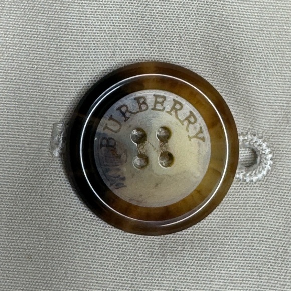 Burberry Women's Trench Coat - Timeless Elegance and British Heritage ๐ - Picture 6 of 7